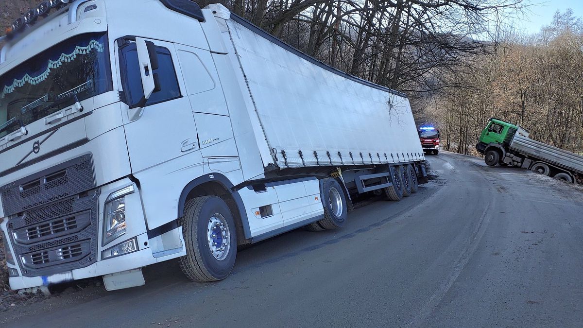 Na úzké silnici u Brna se potkal kamion s náklaďákem, oba skončily v příkopu